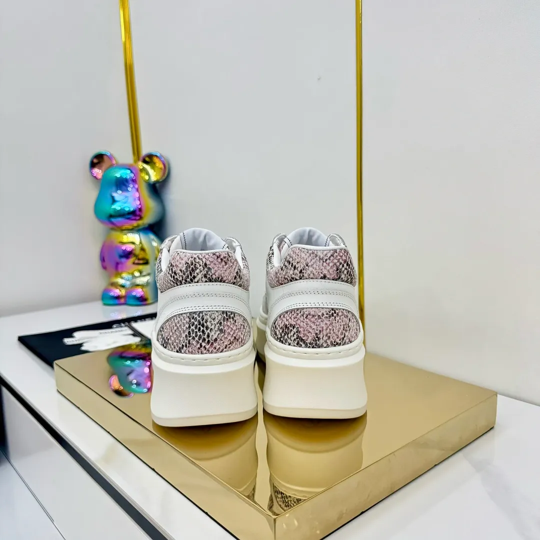 👟👟Ex-factory price 680👟👟 Upgraded version, upgraded version, upgraded version! No rebuttal accepted! ! ! ! Chanel Chanel panda shoes! 2025 counter's top casual sports shoes. This classic design; the upper is electro-embroidered with a variety of techniques; the outsole is fashionable and sporty; the unusual inclusion of a variety of color matching elements... The diversified mix and match is very good-looking and versatile, and can be used for leisure, fashion, sports, and outdoor... ꫛꫀꪝ Go➫ Materials: ❶Upper made of: original imported first-layer silk cowhide + original waterproof cloth + original first-layer cowhide ❷Inner lining: Original Yangli+Net ❸Outsole based on: Original TPU combination outsole Counter boutique packaging complete set for women 35–41 👉 👉 👉 👉 👉 👉 👉